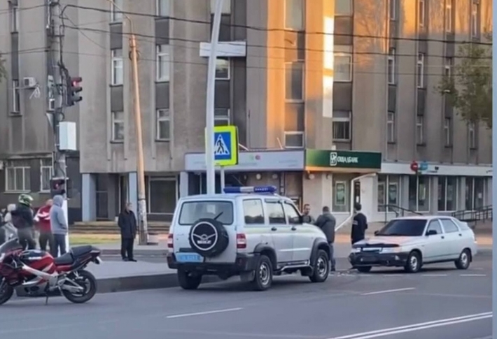 В Мелитополе байкер подлетел от удара автомобиля - появилось видео момента столкновения