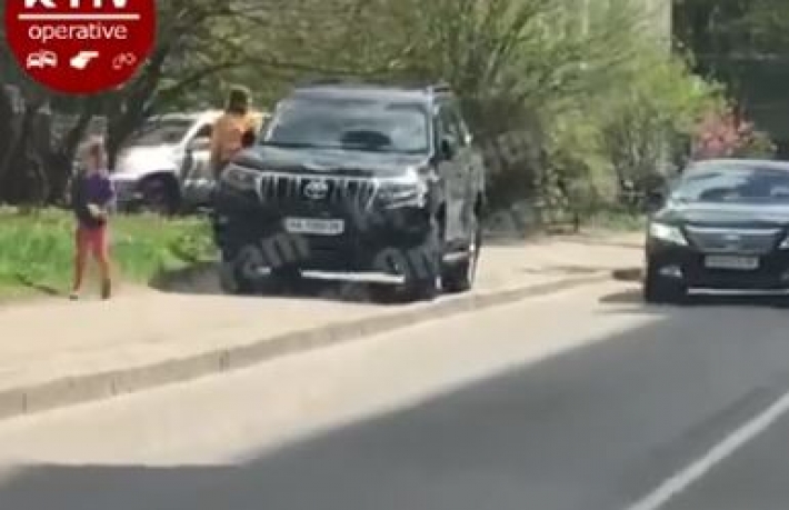 Главное, что ему удобно: в Киеве "герой парковки" отметился хамской выходкой, видео