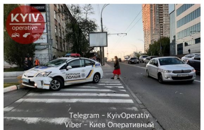 В Киеве водитель Citroen протаранил автомобиль патрульной полиции, фото