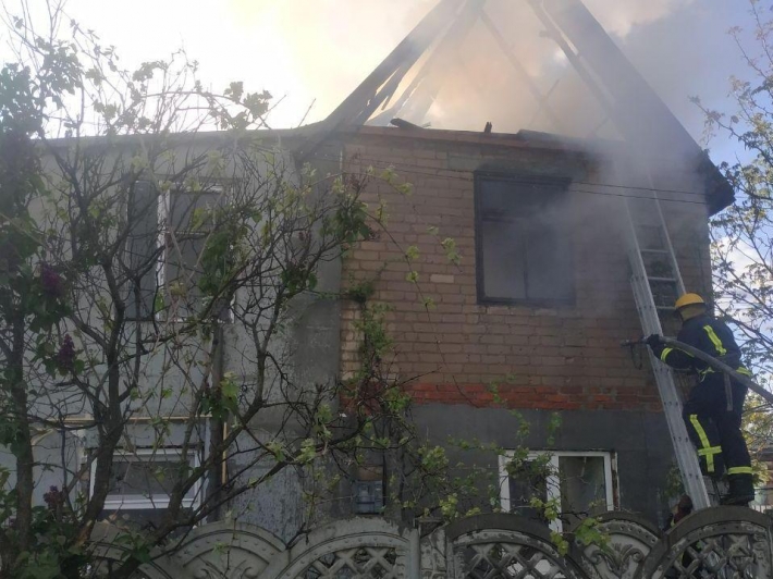 В Мелитополе семь спасателей тушили пожар на крыше жилого дома (фото)