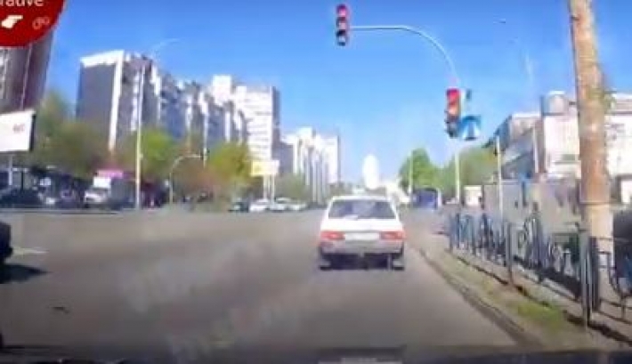 В Киеве женщина за рулем авто снесла парня на переходе: жуткий момент попал на видео