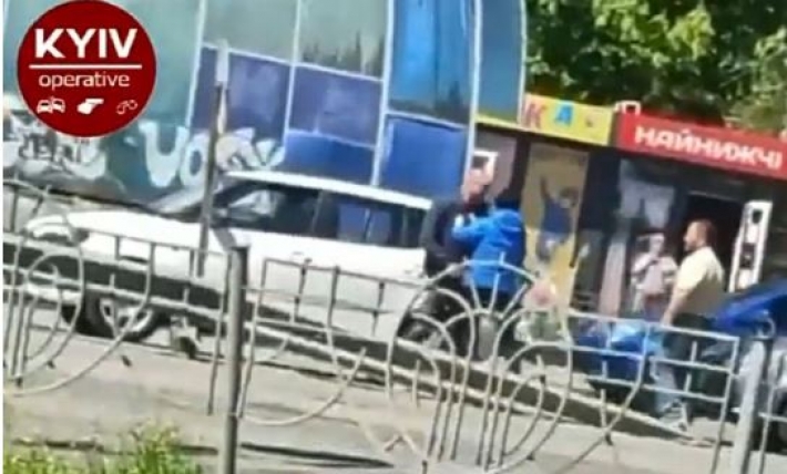 В Киеве водители устроили эпичные разборки после ДТП: все попало на видео