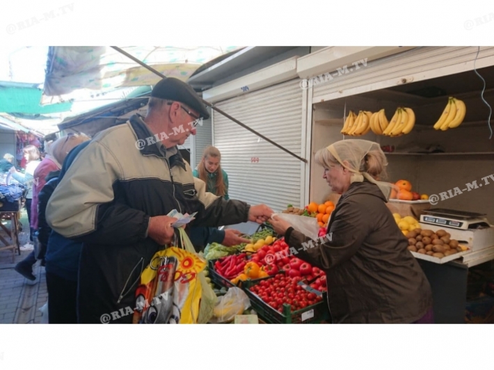В Мелитополе на рынках дешевеет клубника и появился горох (фото)