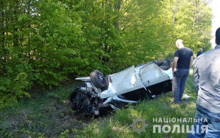 На Буковине в результате опрокидывания автомобиля погибла 10-летняя девочка, еще один ребенок в больнице (фото)