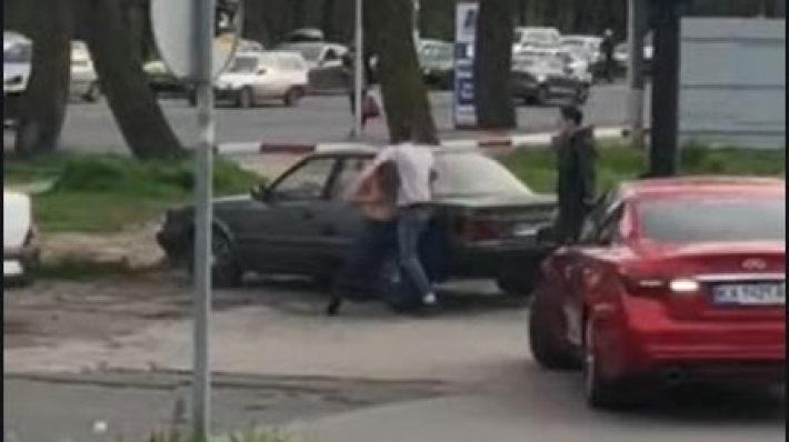 В Одессе таксисты устроили эпичную драку из-за пассажира: все попало на видео