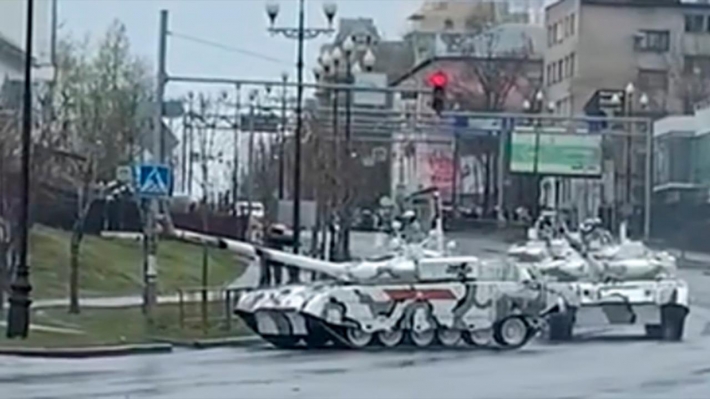 В России "арктический" танк протаранил светофор: видео момента ДТП