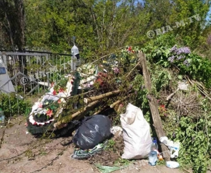 В Мелитопольском районе на могиле ветерана обустроили свалку (фото)