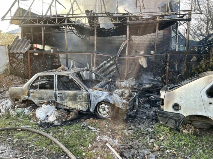 В Запорожской области сгорел гараж и два автомобиля в нем (фото)