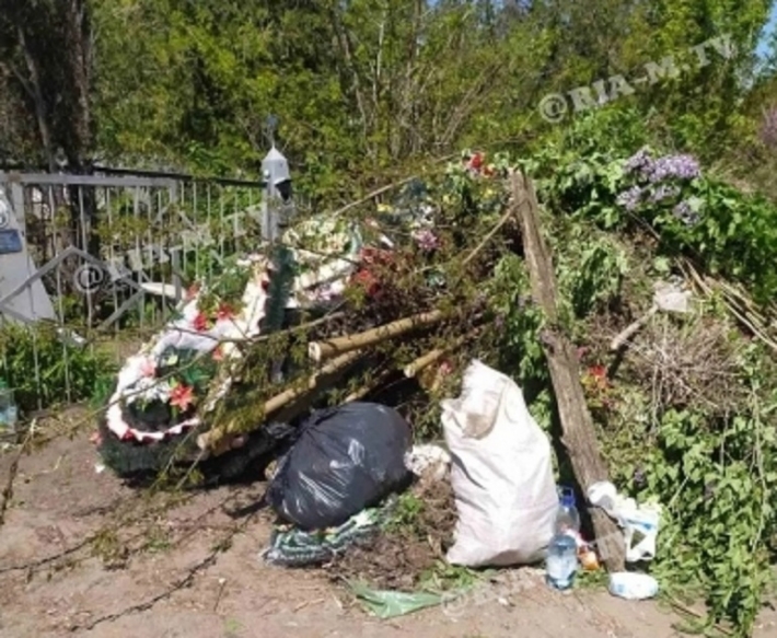 В Мелитополе коммунальщики оперативно отреагировали на свалку, которую устроили на могиле ветерана