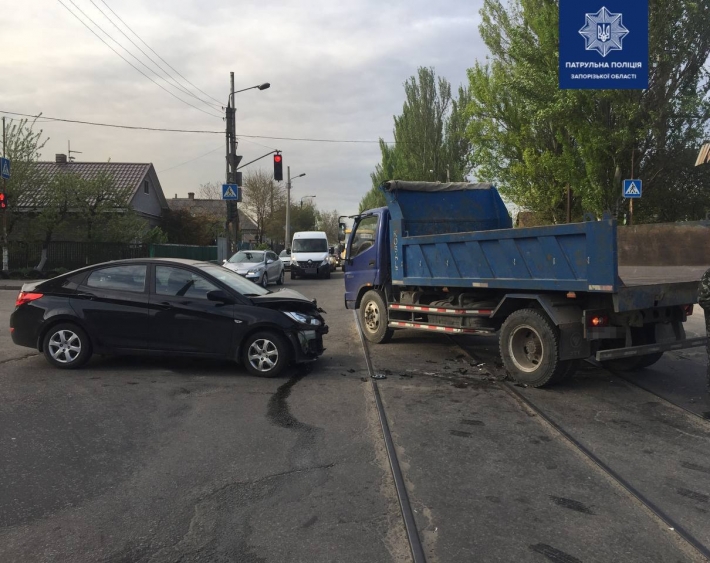 В Запорожье пьяный водитель легковушки влетел в грузовик (фото)