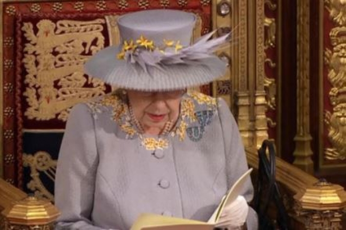 Без короны и кареты: королева Елизавета II выступила с тронной речью в парламенте