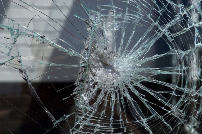 В Запорожье пассажир рюкзаком разбил стекло в маршрутке (видео)