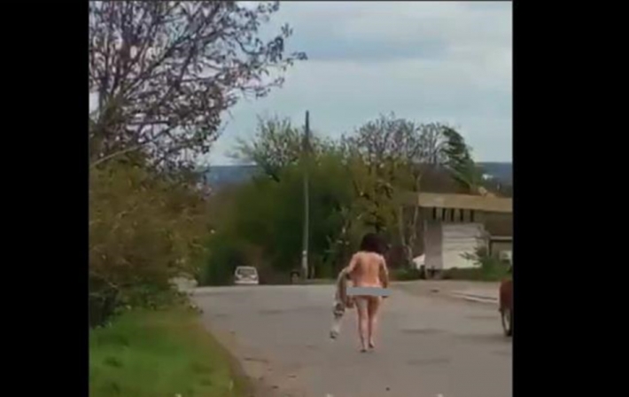 В Славянске голая женщина 