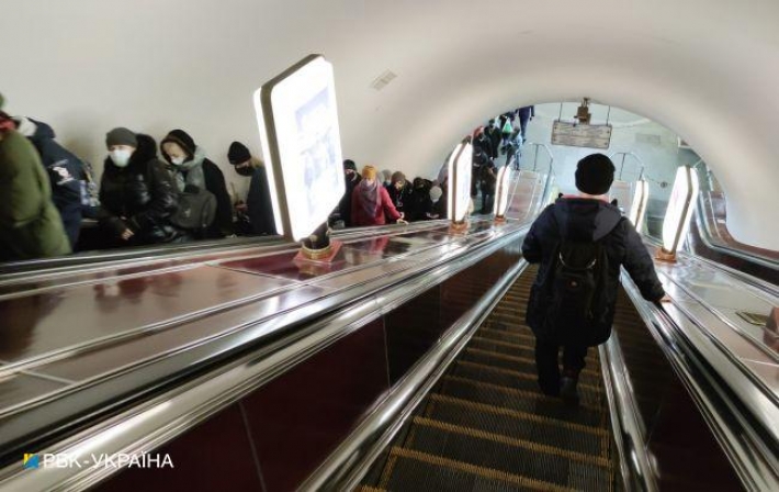 В метро Киева произошло ЧП: мужчину откачивали неравнодушные пассажиры (фото)