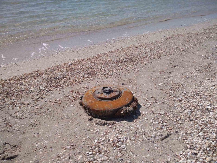 В Кирилловке на берег моря вынесло противотанковую мину (фото)