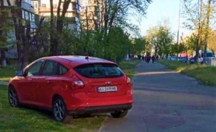 А где там газон? В Киеве заметили наглого "героя парковки", фото