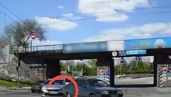 В Запорожье водитель сдал назад на перекрестке и спровоцировал ДТП