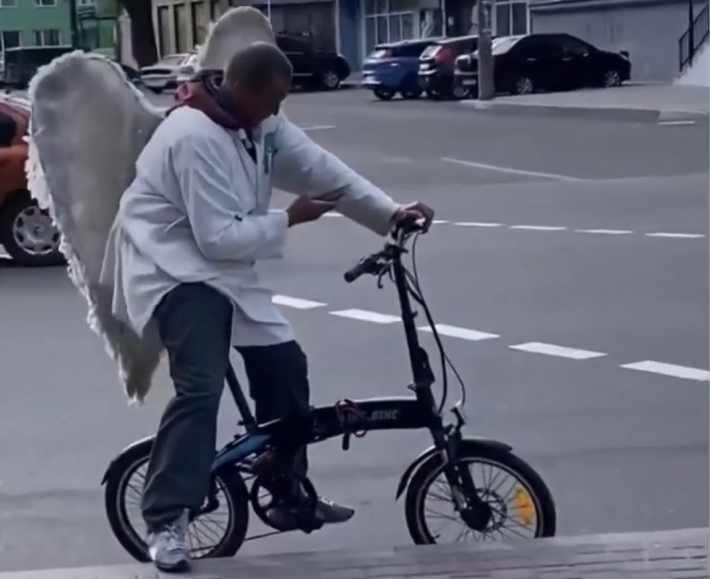 В Мелитополе снова замечен ангел на велосипеде (видео)