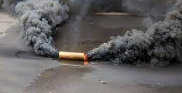 В Мелитополе табачная «мафия» подбросила предпринимателю под дверь дымовую шашку (фото)
