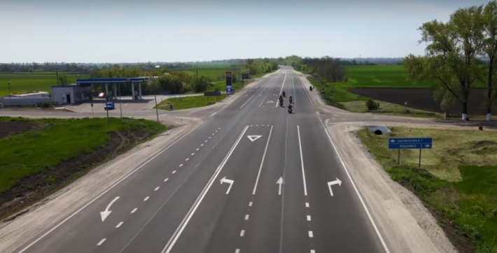 Известный байкер показал как выглядит трасса от Васильевки до Мелитополя (видео)