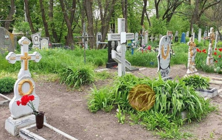 На Полтавщине дети устроили на кладбище вечеринку (фото, видео)