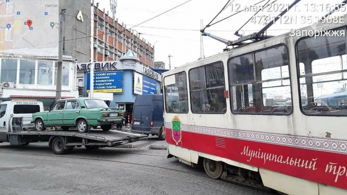 В Запорожье водитель ВАЗа припарковался на трамвайных путях (фото)