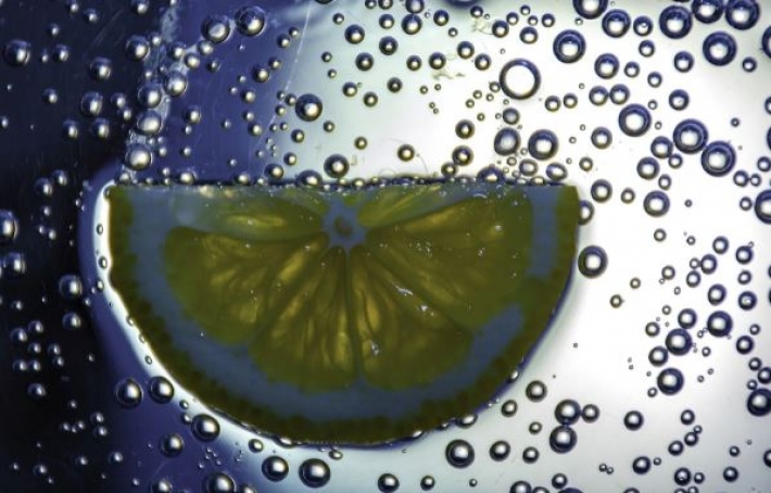 Вода с лимоном натощак: диетологи назвали "побочные" эффекты