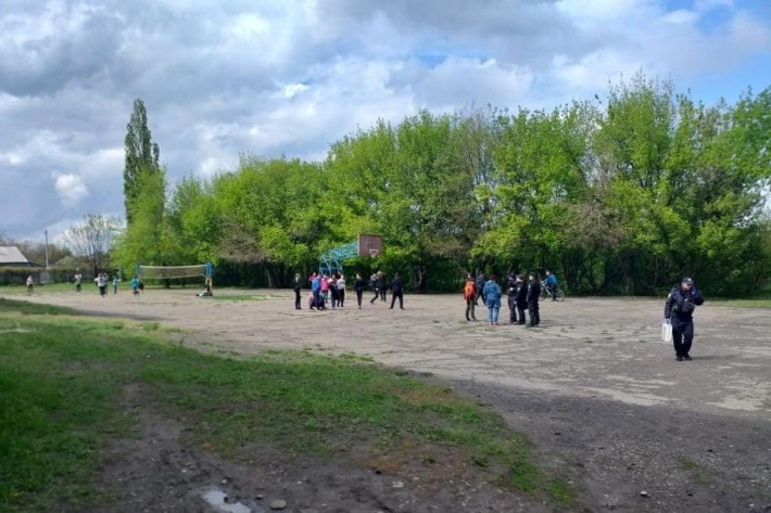 В Луганской области двое школьников устроили резню на спортплощадке (фото)