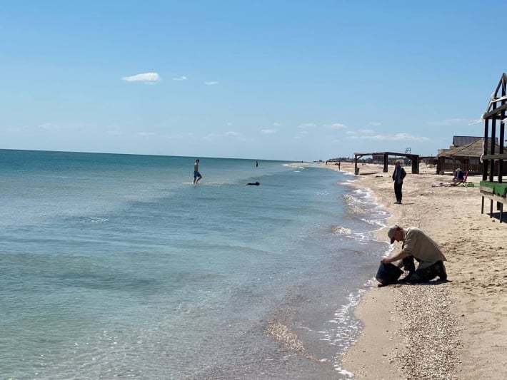 Курортники в Кирилловке продолжили флешмоб с нырянием в Азовское море в мае (видео)