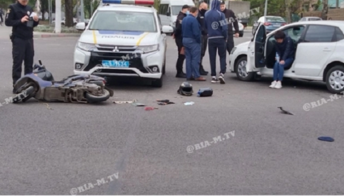 Появилось видео момента столкновения мотоциклиста и Фольксвагена в Мелитополе