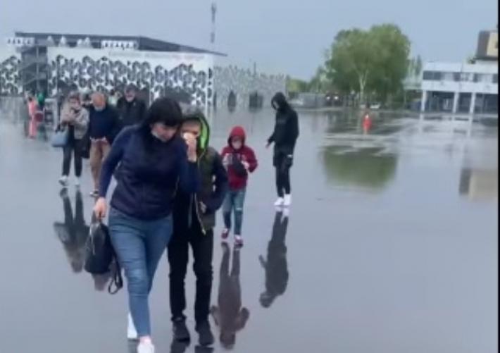 «Терминал новый, сервис старый»: как пассажиры аэропорта в Запорожье промокли перед рейсом (ВИДЕО)