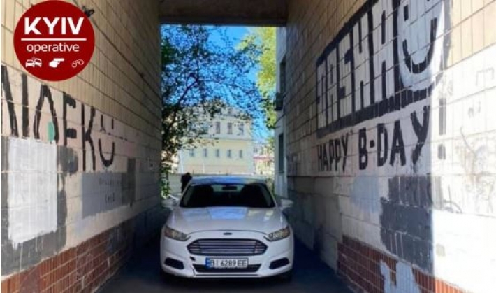 В Киеве водитель "оригинально" спрятал свое авто: сеть взбудоражило фото