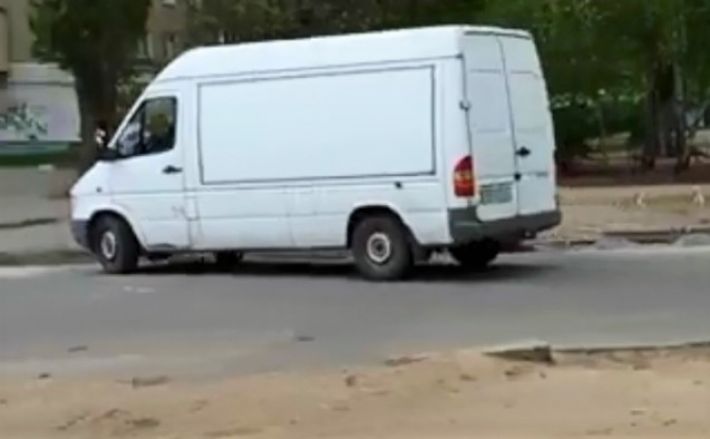 В Мелитополе автоледи на микроавтобусе "навела порядок" на дороге (видео)