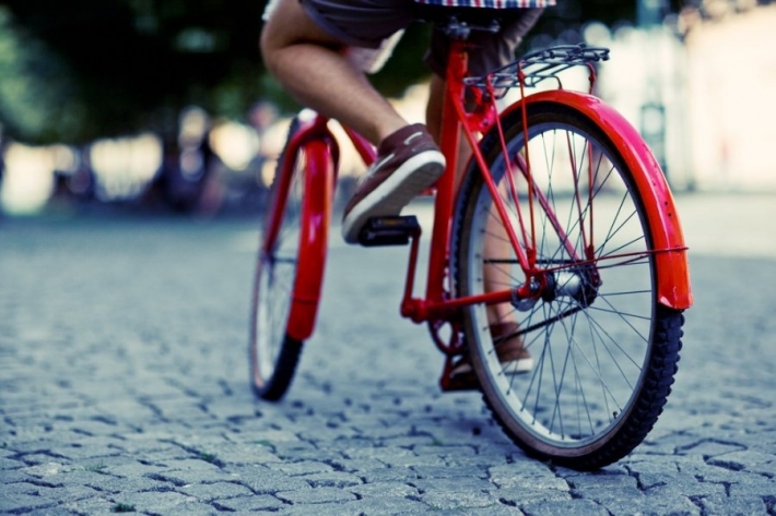 В Запорожской области велосипедист сбил 8-летнюю девочку