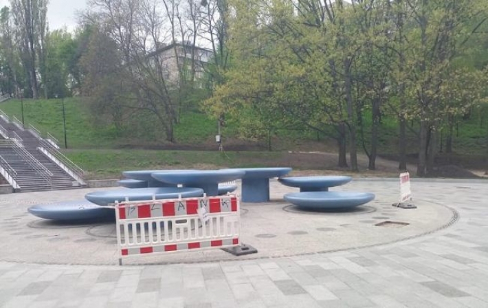 Ремонт за 10 миллионов: в Киеве разрушается новый фонтан, который даже не подключили (фото)