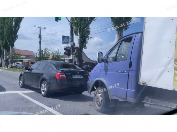 В Мелитополе хлебный фургон таранил легковушку на перекрестке (фото)