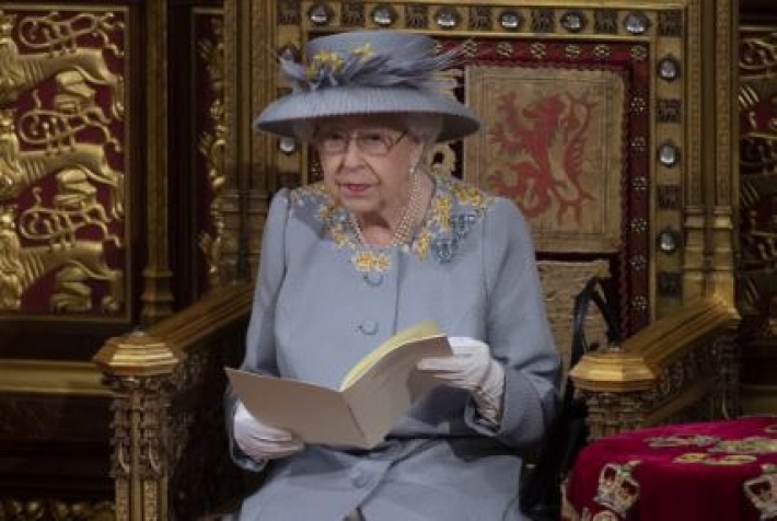 Букингемский дворец потребовал убрать изображение королевы Елизаветы в шляпе с рекламой Дональда Трампа