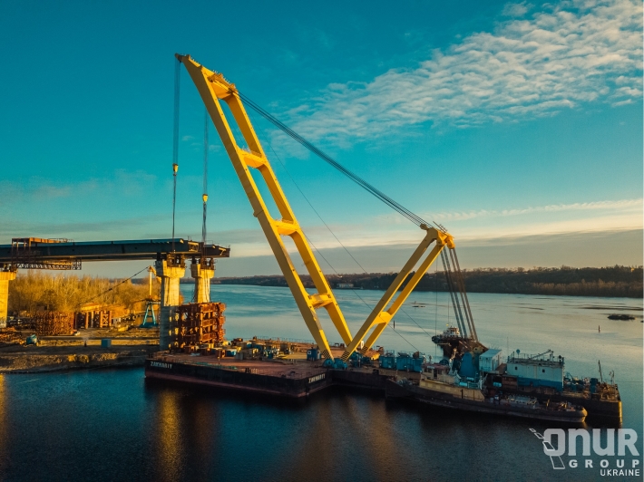 Плавкран, строящий мосты в Запорожье, отправили на ремонт в Херсон