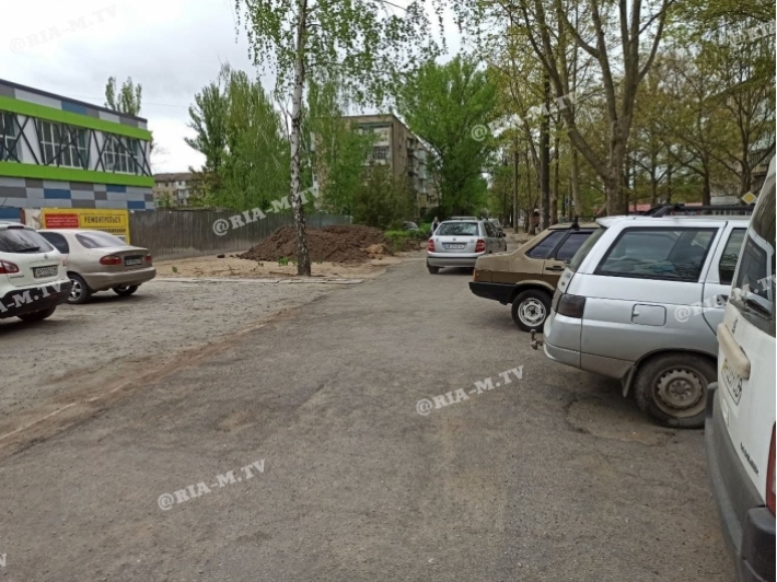 В Мелитополе водители устроили "объездную" дорогу по тротуару (фото)