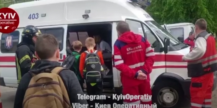 ​В Киеве вспыхнул серьезный пожар в школе - на место примчались "скорые": видео