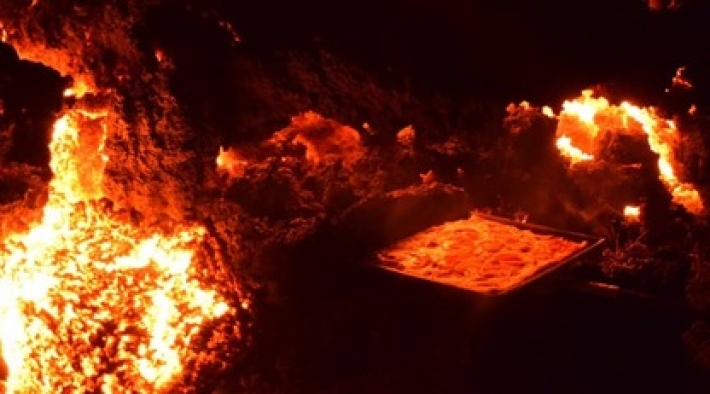 Смелый повар готовит пиццу на действующем вулкане, и это самая опасная духовка в мире: фото