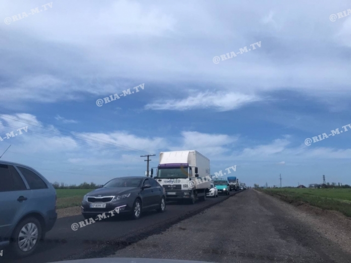 По дороге на Кирилловку уже большие автозаторы (фото)