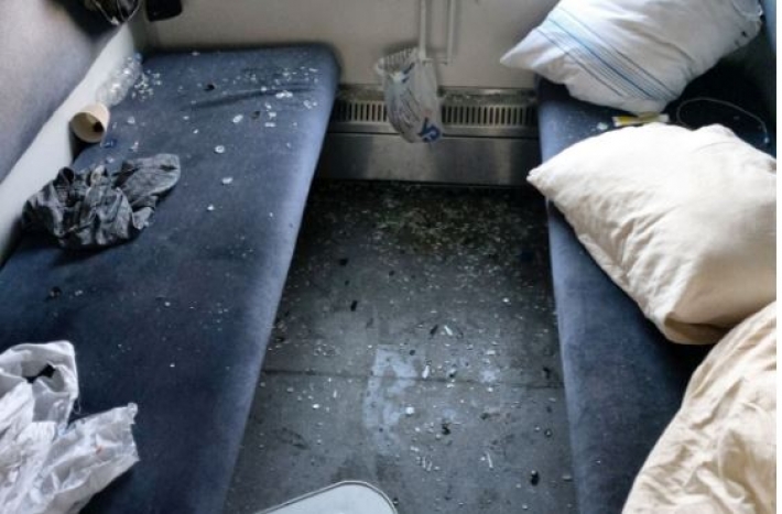 ​Выбил окно и разбросал мусор: пассажир устроил "дикий" погром в поезде "Укрзализныци", фото