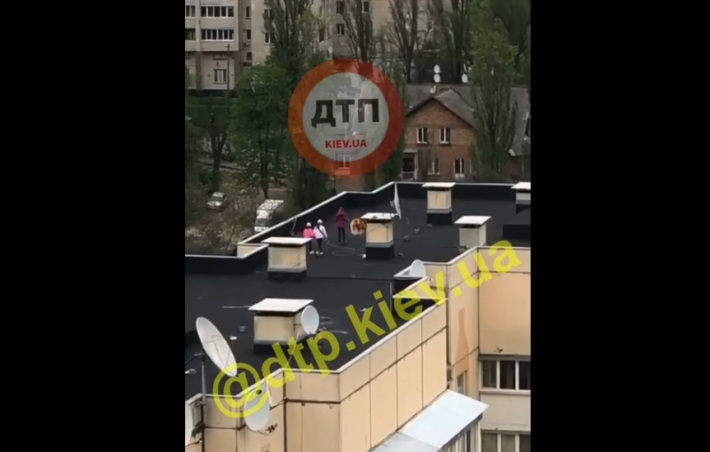 В Киеве дети устроили опасные развлечения на крыше многоэтажки: видео