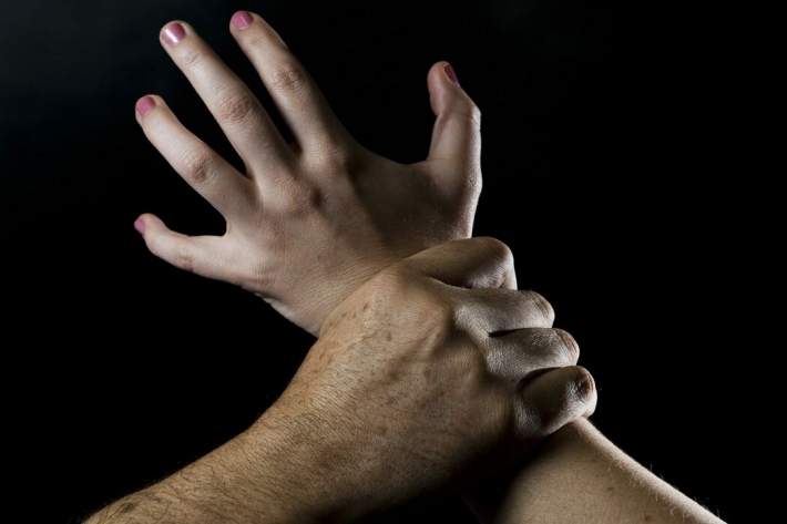 В Мелитополе женщина простила своего сожителя, который вывернул ей руку