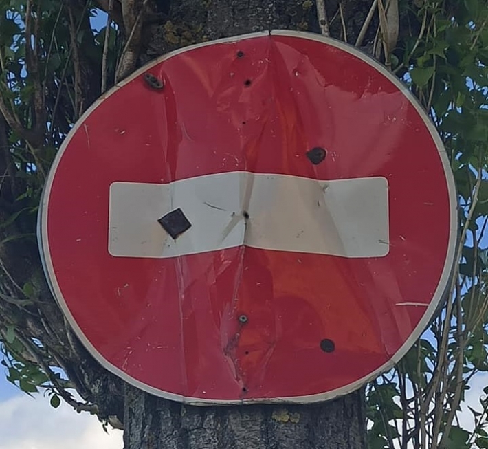 В Мелитополе дорожный знак прибили прямо к дереву (фото)