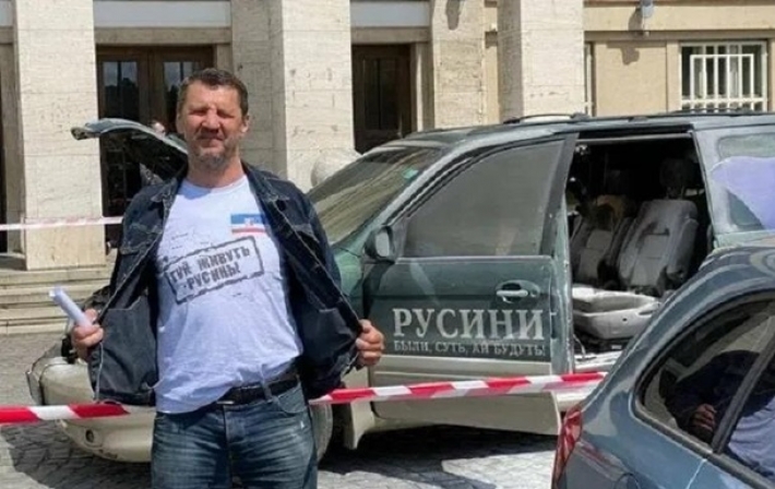 В Ужгороде протестующий поджег свое авто (видео)