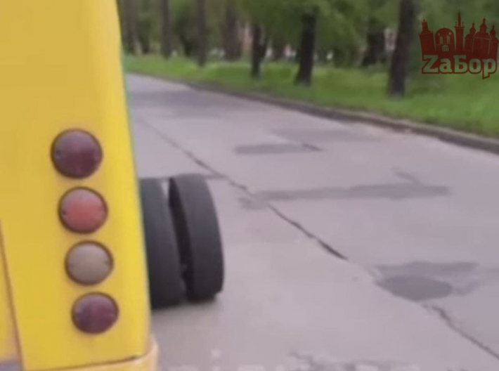 В Запорожье у маршрутки с пассажирами на ходу отвалились колеса
