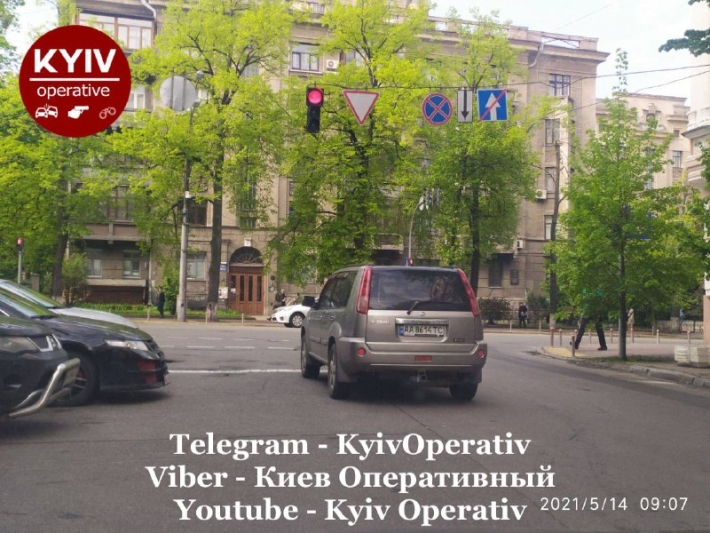 В Киеве водитель отличился парковкой возле Кабмина, фото