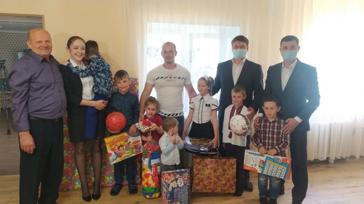 Светятся от счастья - сразу шесть детей появилось в молодой семье в Мелитопольском районе (фото, видео)